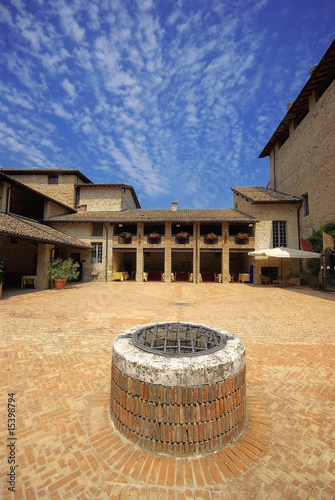 Emilia Romagna, Castello di Felino, cortile interno 2