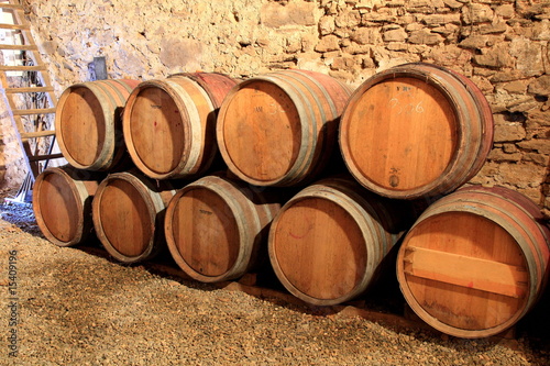 Weinfässer, Holzfässer, Weinkeller, Languedoc Roussilion #15409196