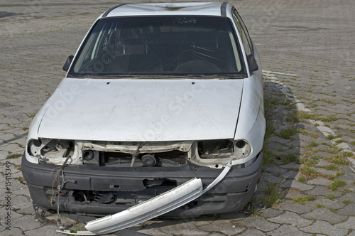 Autowrack auf einem Parkplatz