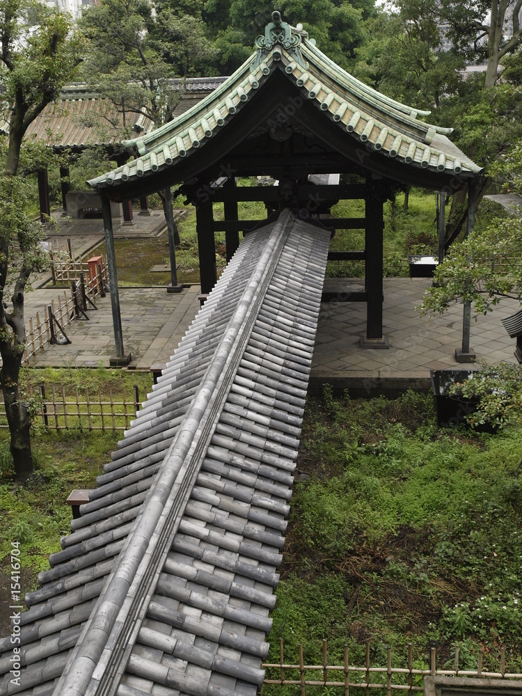 Tejados en jardin de templo budista en Tokio
