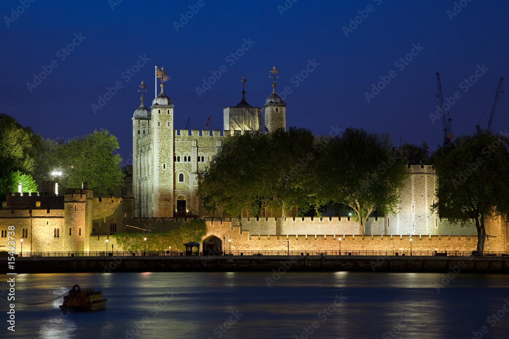 Naklejka premium Tower of London at night