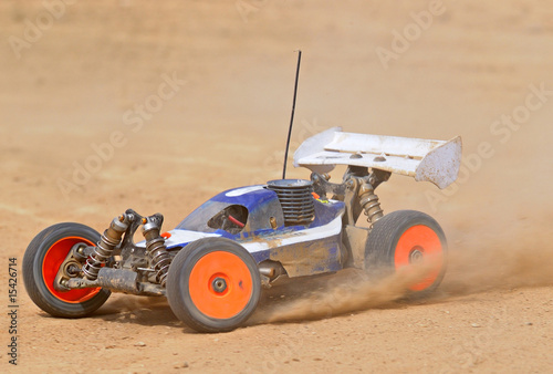 Coche radiocontrol derrapando 3