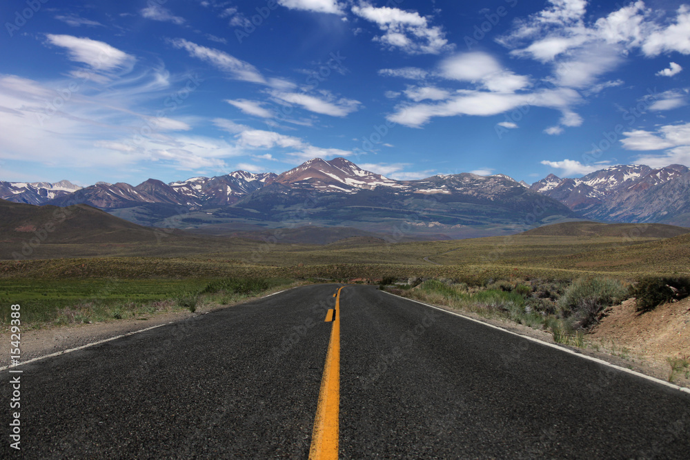 Fototapeta premium Rural Road in the Eastern Sierras