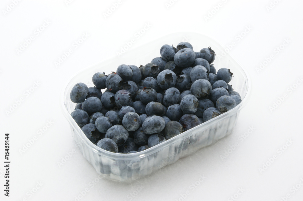 Blaubeeren in einer Kunststoffschale Blaubeeren in einer Kunststoffschale