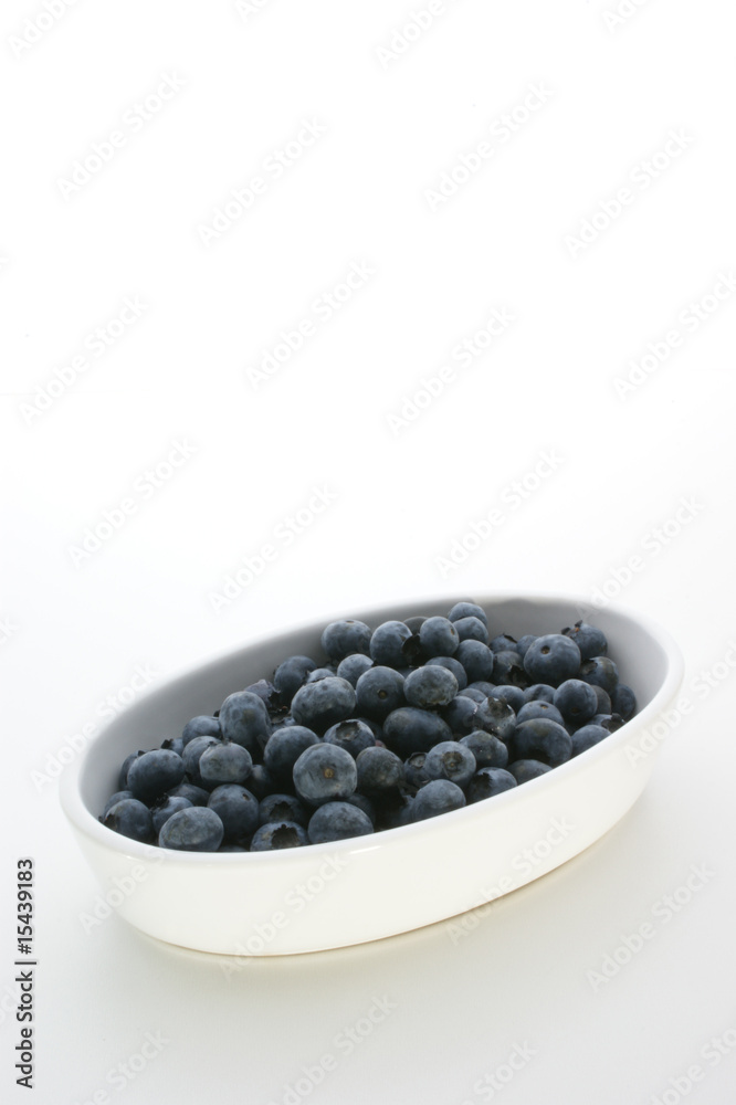 Blaubeeren in einer weissen Schale Blaubeeren in einer weissen Schale