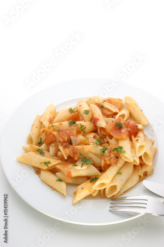 Pasta mit frischen Tomaten und Gewürzen