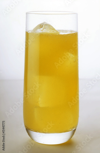 bicchiere di aranciata con ghiaccio