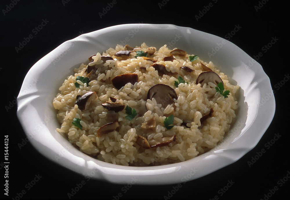 piatto di risotto coi funghi piatto di risotto coi funghi