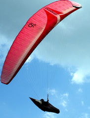 Fotobehang Luchtsport Paraglider zweeft onder open hemel  © Ninelli