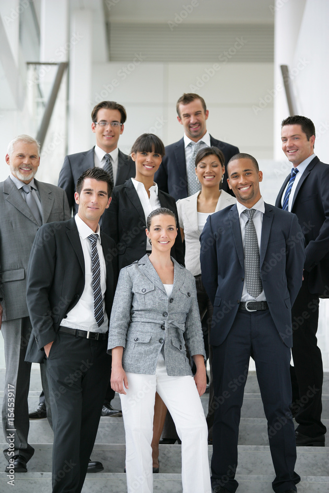 Groupe de professionnels souriant dans un escalier Groupe de professionnels souriant dans un escalier