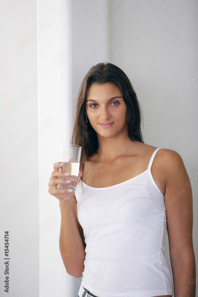 Portrait d'une femme souriante avec un verre d'eau Portrait d'une femme souriante avec un verre d'eau