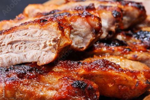Fotografia Grilled pork ribs on wooden plate