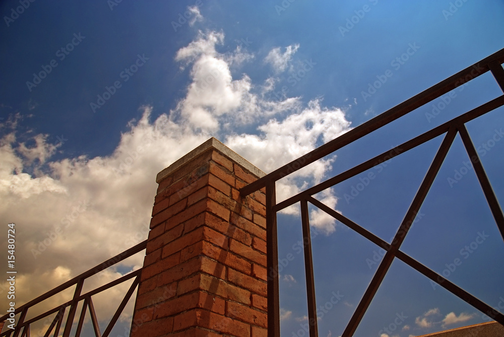 Ringhiera con cielo e nuvole