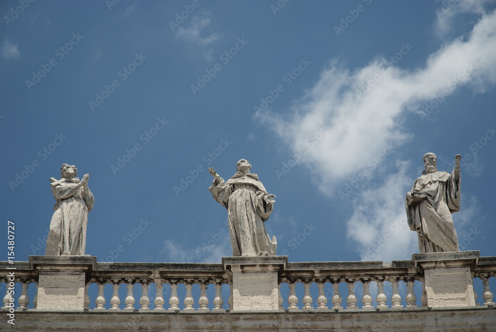 Piazza S. Pietro, statue con cielo e nuvole