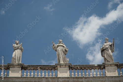 Piazza S. Pietro, statue con cielo e nuvole © Gian Paolo Tarantini