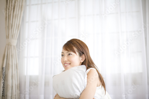 枕を抱える女性 Free Download 枕を抱える女性 - GFXLoad