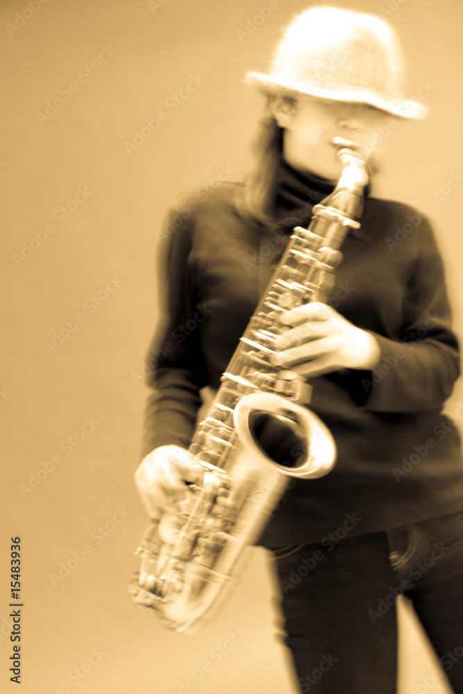 Obraz premium サックスを吹く女性