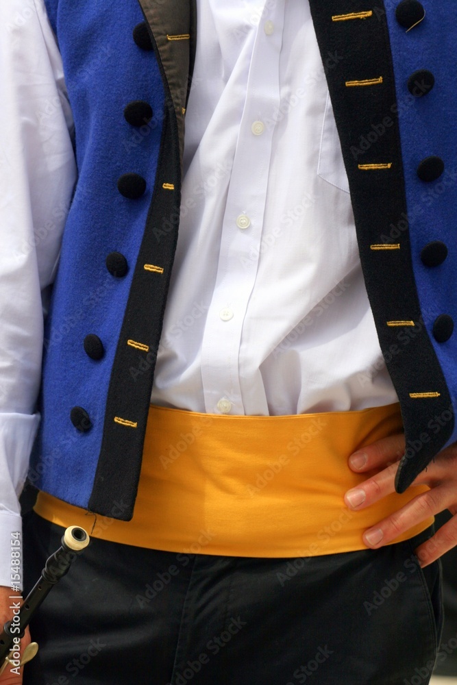 gilet bleu de costume traditionnel breton et ceinture jaune Stock Photo |  Adobe Stock