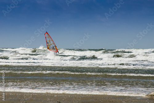 Surfer in den Wellen der Nordsee vor St. Peter- Ording