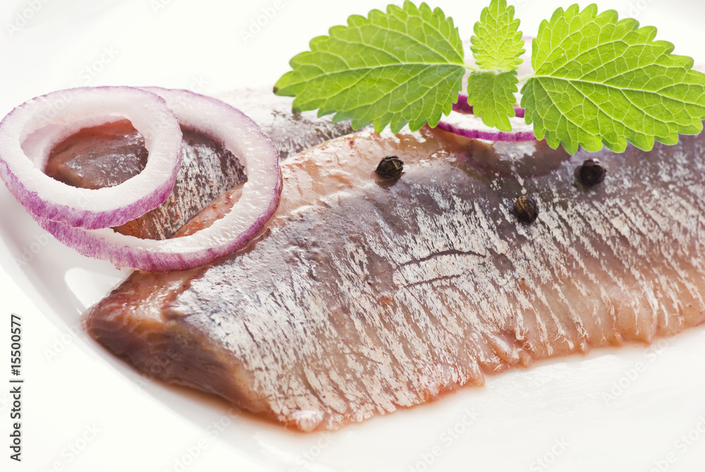 селедка на тарелке. малосольная селедка. сельдь неразделанная слабосоленая. селедка для его любовницы. селедка для его любовницы.