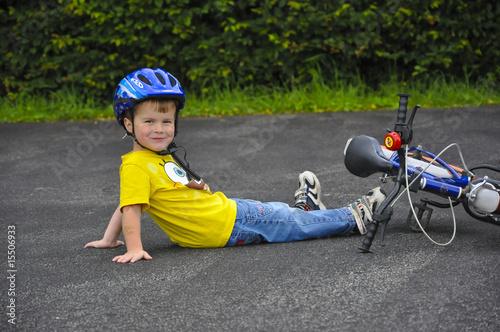Kind lernt Fahrrad fahren