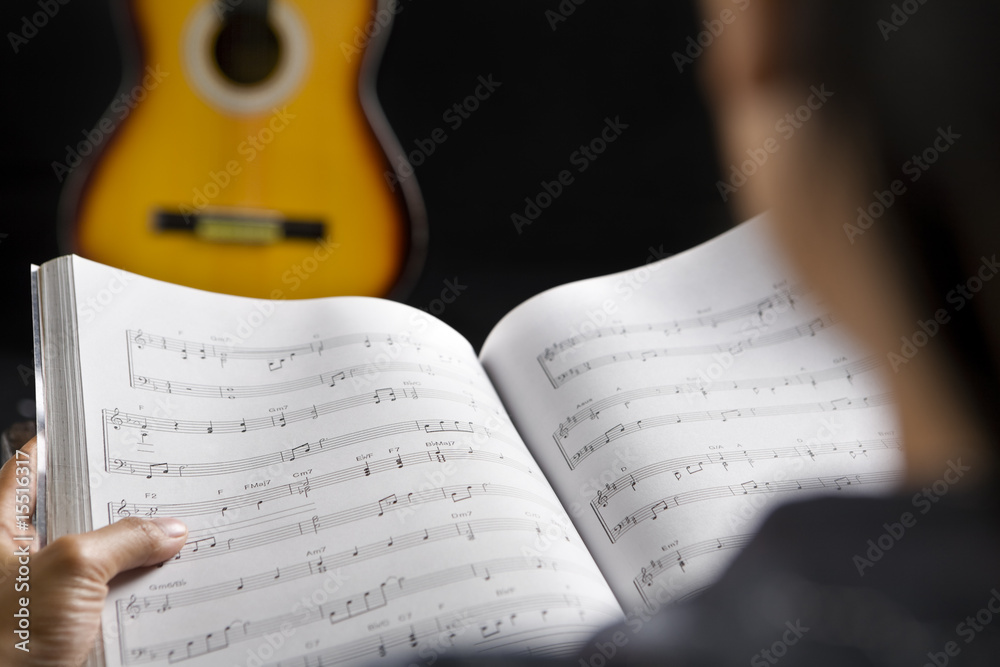 Naklejka premium Reading musical chords