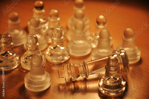 Schachfiguren König gestürzt klar