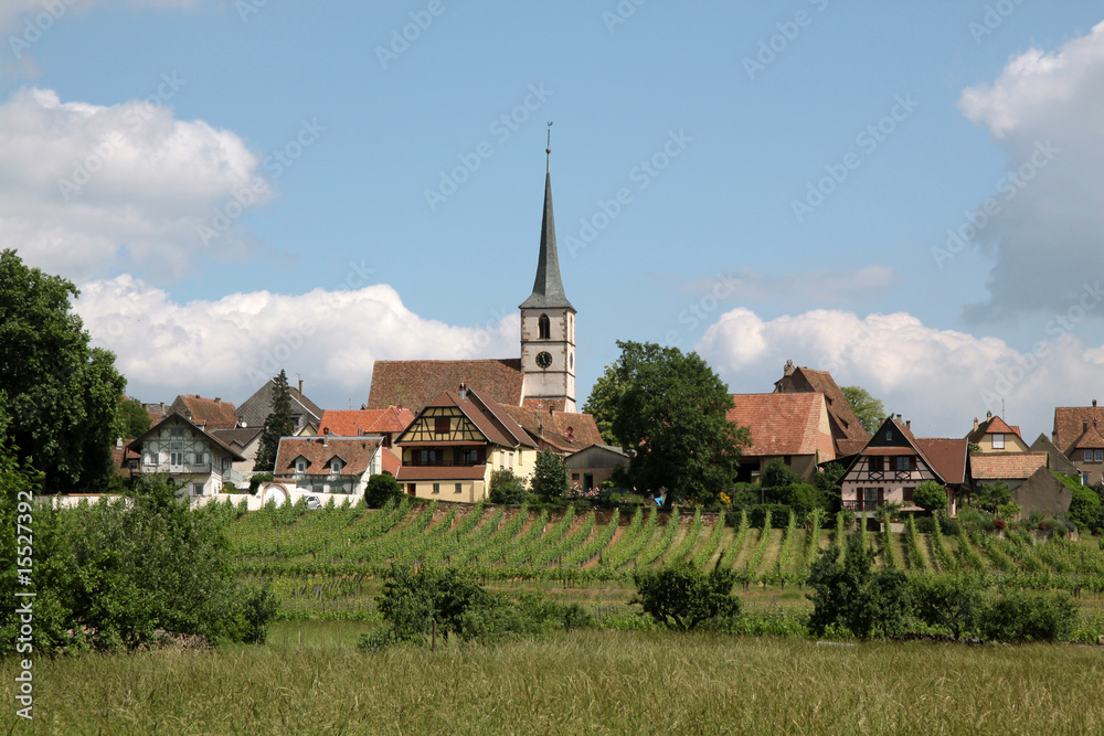 Dorf und Weinberge