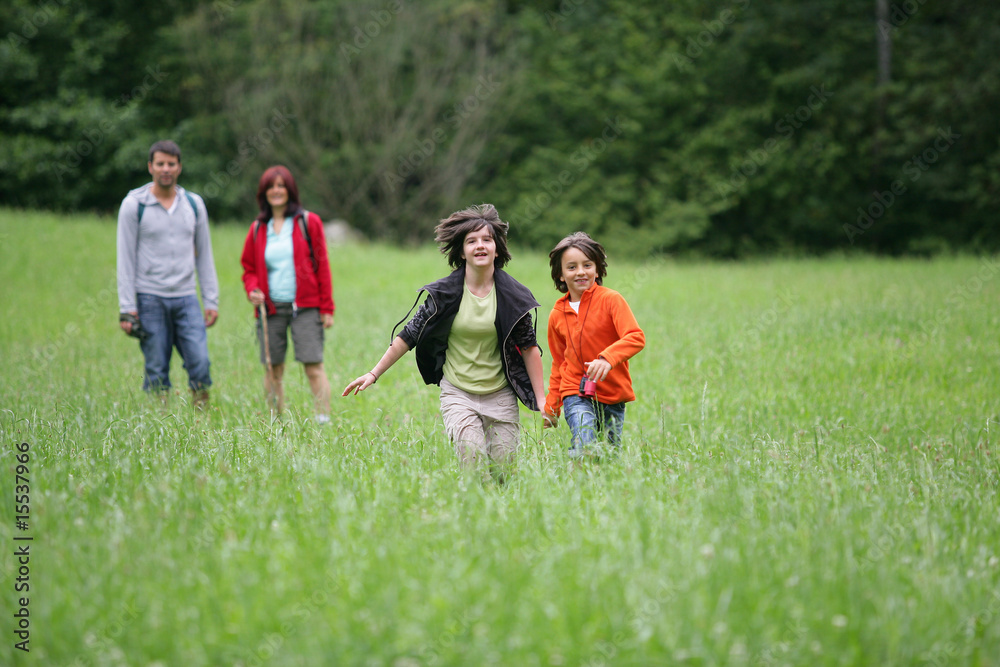 Obraz premium Homme et femme avec enfants se promenant à la campagne