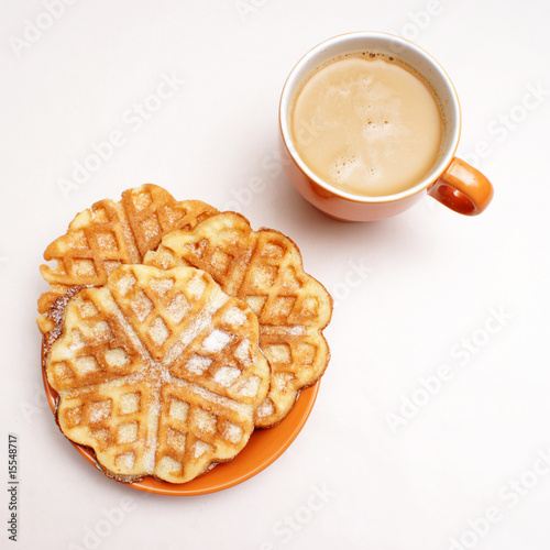 waffel auf teller mit tasse kaffee