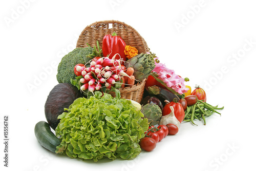 panier et légumes sur fond blanc, photo