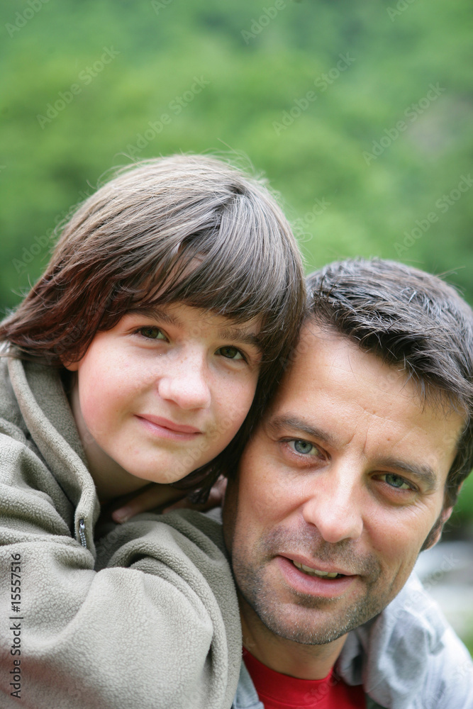 homme et d'une jeune fille souriants à la campagne homme et d'une jeune fille souriants à la campagne
