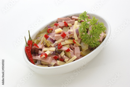 Wurstsalat mit scharfer Paprikaschote