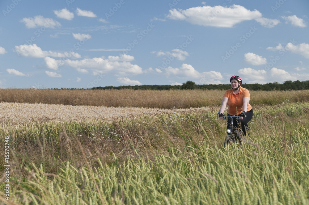 XXL-Model, übergewichtige Frau Radfahren im Feldweg
