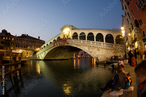 Blick bei Nacht auf die Rialto Brücke am Canale Grande © travelview