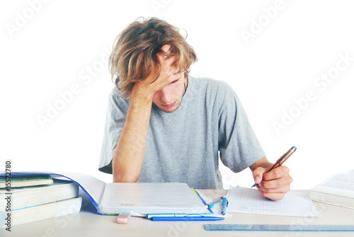 Etudiant gaucher révisant