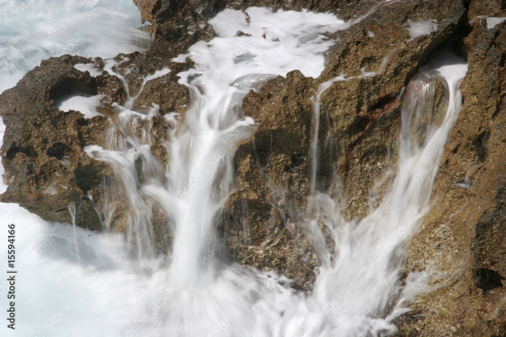 Fototapeta premium Gischt auf dem Felsen