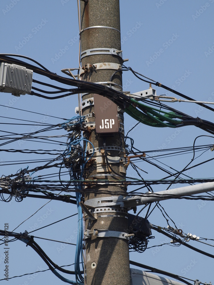 Naklejka premium Multitud de cables en poste electrico en Japón