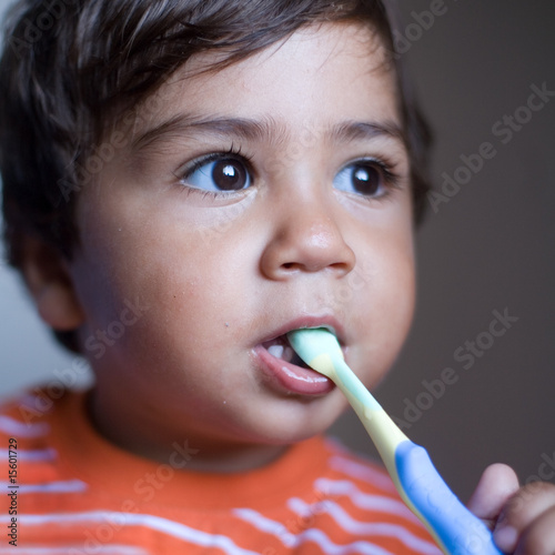 bambino che si lava i denti photo