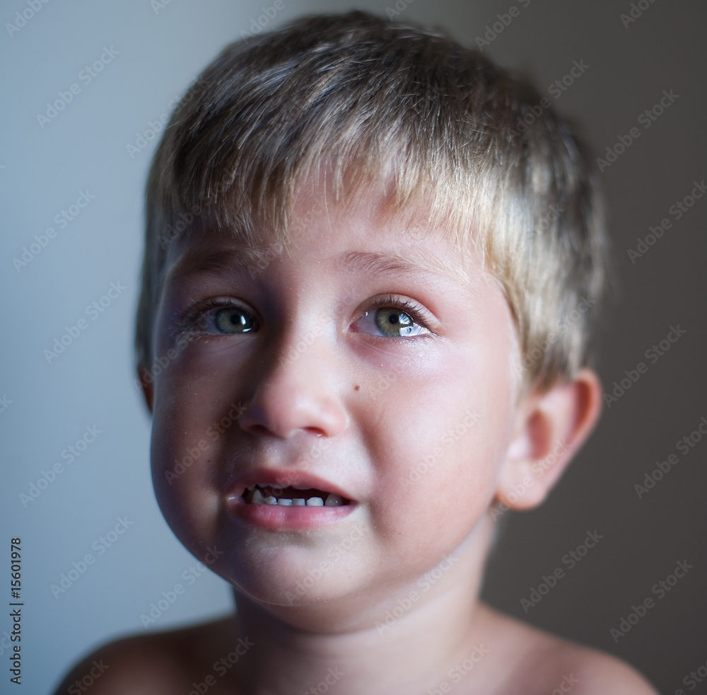 bambino con lacrime bambino con lacrime