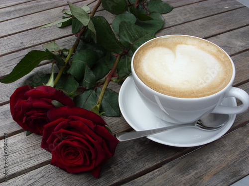 Cappuccino mit zwei Rosen