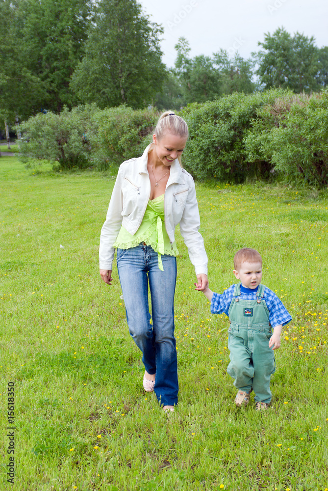 Obraz premium younger ma with son on walk