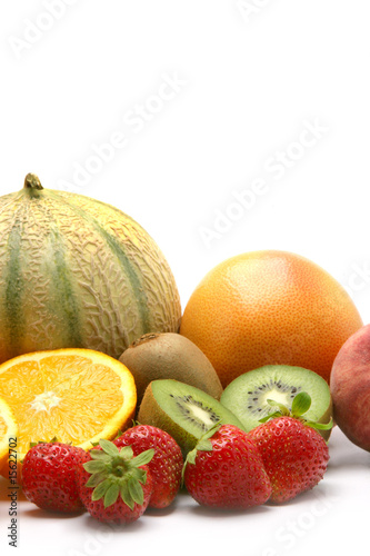Assortiments de fruits sur fond blanc
