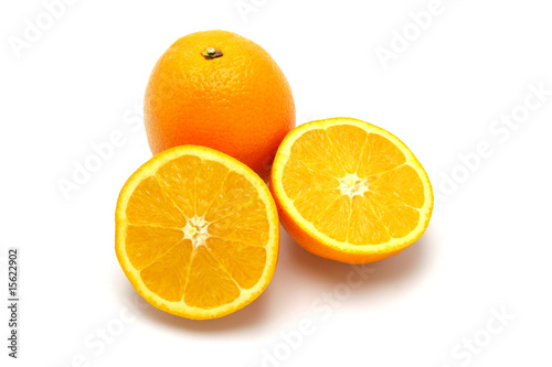 Orange coup  e en deux sur fond blanc