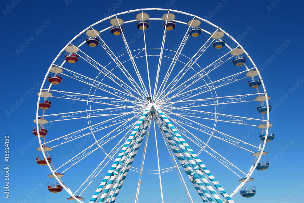 Grande roue de face sous ciel bleu à Marseille