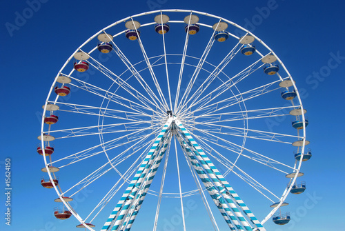 Grande roue de face sous ciel bleu    Marseille
