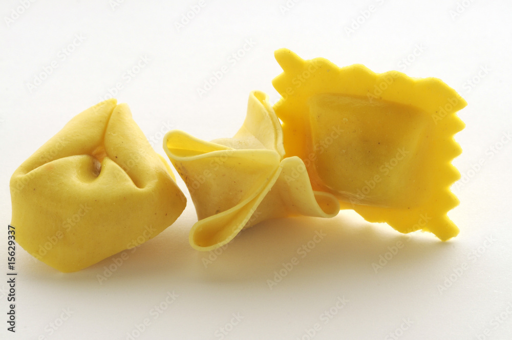 Tortellino con fagottino e raviolo - Paste ripiene Tortellino con fagottino e raviolo - Paste ripiene