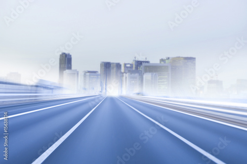 道路とビル群