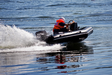Acrylglasbilder Wasser Motorsport Wassermotorsport auf offenem Meer  © Dmitry Nikolaev