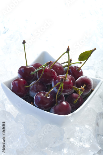 Gefrorene Kirschen auf Eiswürfeln